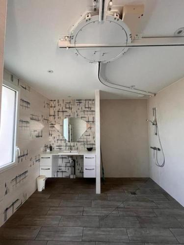 Ένα μπάνιο στο Maison Gîte adapté Handicapé et PMR