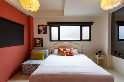 a bedroom with a bed and two windows at Hi Zebra Travel B&B in Dongshan
