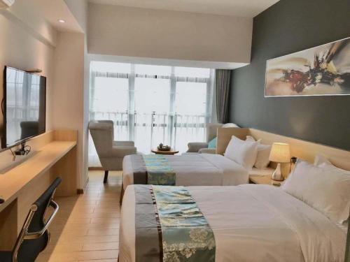a hotel room with two beds and a sink at Mercure Styles Hotel Meizhou in Meizhou