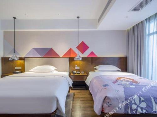 Ένα ή περισσότερα κρεβάτια σε δωμάτιο στο Borrman Hotel Nanning Railway Station