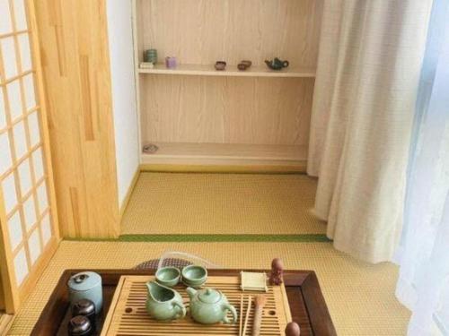 a toy room with a table with tea pots on it at Shell Shanghai Songjiang District Xinqiao Town Xinqiao Hotel in Chunshen