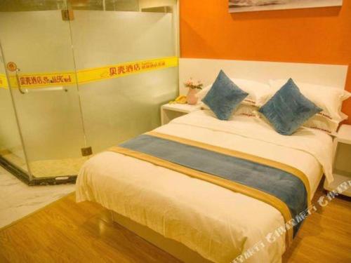 a bedroom with a large bed and a shower at Shell Shanghai Songjiang District Xinqiao Town Xinqiao Hotel in Chunshen