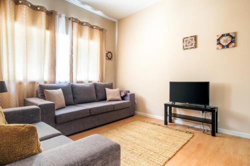 Spacious 3 BRs Apartment, steps to Joao's station