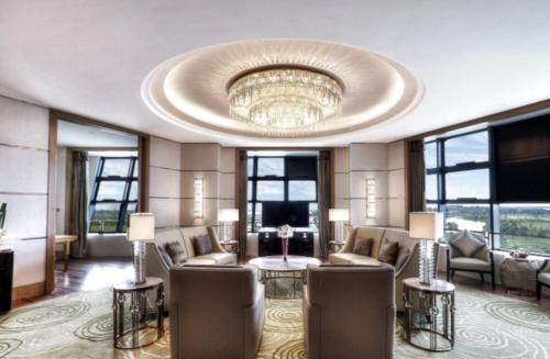 a large living room with a large chandelier at Dusit D2 Binhu Changzhou Hotel in Changzhou