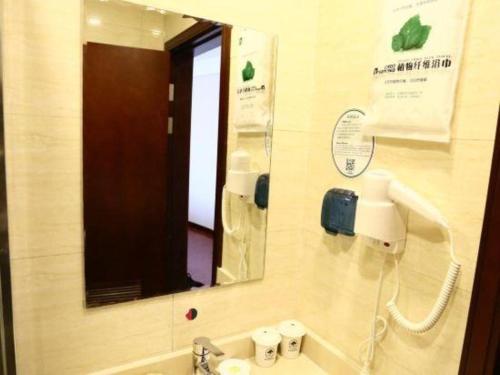 Ένα μπάνιο στο GreenTree Inn Qingdao Licang Shuyan Road Daweng Square Express Hotel