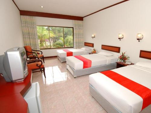 a hotel room with three beds and a tv at Phatad Valley Hotel in Ban Kui Mang