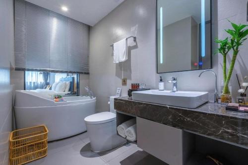 ein Badezimmer mit Badewanne, Waschbecken und Toilette in der Unterkunft Home Inn Selected Guangzhou Zhujiang New Town Wuyangcun Metro Station in Guangzhou