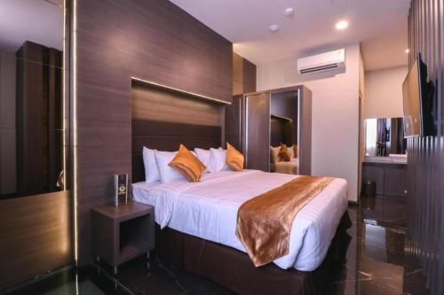 een slaapkamer met een groot bed in een kamer bij NIVIA HOTEL in Pulauberayan Dadap