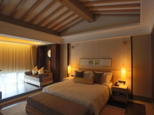 a bedroom with a large bed and a couch at Xian Huaqingyutang Hotel in Xi'an