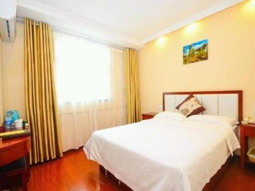 Un ou plusieurs lits dans un hébergement de l'établissement GreenTree Inn Jiangsu Xuzhou Jinshan Bridge Building Jinqiao Road Express Hotel