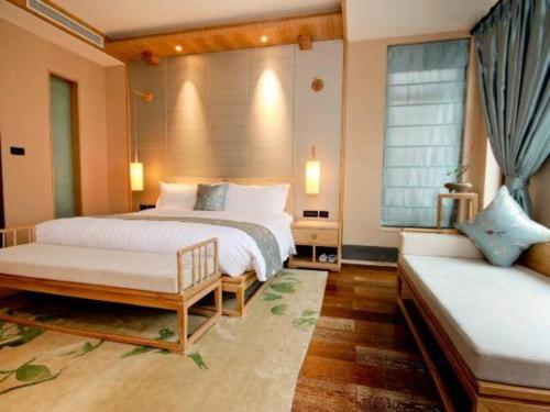 a bedroom with two beds and a couch at Xian Huaqingyutang Hotel in Xi'an