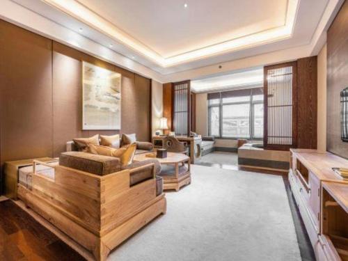 a living room with a couch and a table at Xian Huaqingyutang Hotel in Xi'an