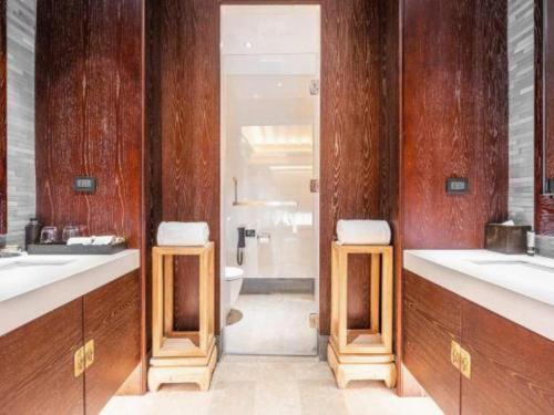 a bathroom with two sinks and a toilet at Xian Huaqingyutang Hotel in Xi'an