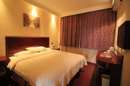 Ένα ή περισσότερα κρεβάτια σε δωμάτιο στο GreenTree Inn Shandong Yantai Penglai Pavilion Bus station Express Hotel