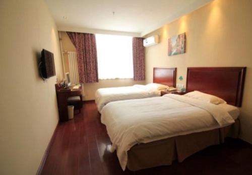 Ένα ή περισσότερα κρεβάτια σε δωμάτιο στο GreenTree Inn Shandong Yantai Penglai Pavilion Bus station Express Hotel