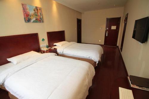 Ένα ή περισσότερα κρεβάτια σε δωμάτιο στο GreenTree Inn Shandong Yantai Penglai Pavilion Bus station Express Hotel