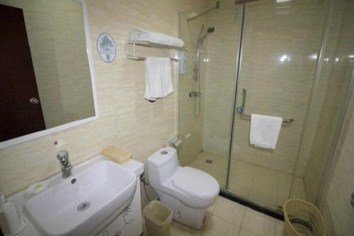 Ένα μπάνιο στο GreenTree Inn Shandong Yantai Penglai Pavilion Bus station Express Hotel