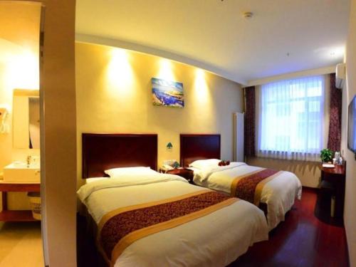 Ένα ή περισσότερα κρεβάτια σε δωμάτιο στο GreenTree Inn Shandong Yantai Penglai Pavilion Bus station Express Hotel
