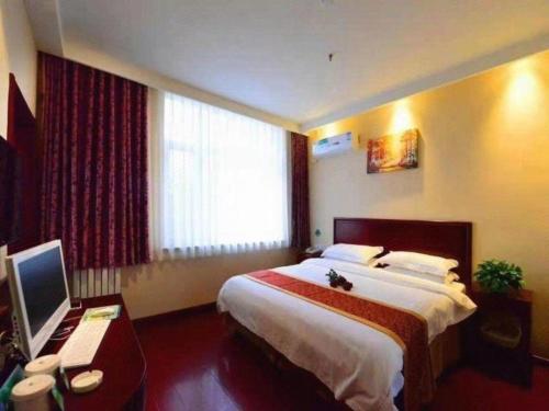 Ένα ή περισσότερα κρεβάτια σε δωμάτιο στο GreenTree Inn Shandong Yantai Penglai Pavilion Bus station Express Hotel