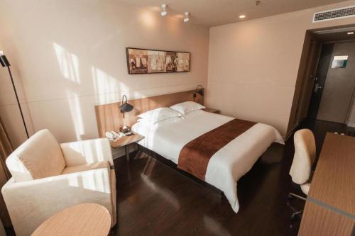 Ένα ή περισσότερα κρεβάτια σε δωμάτιο στο Jinjiang Inn Select Xuzhou Suining Middle Yuanfu Road