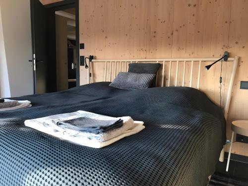 Una cama con una toalla encima. en Ferienwohnung Urlaub mit Ausblick, en Bonndorf