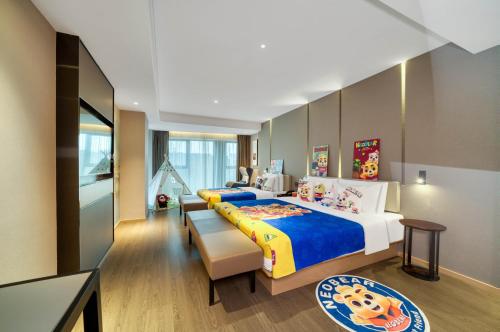 Postel nebo postele na pokoji v ubytování Atour Hotel Hangzhou Huanglong Wanke Xueyuan Road