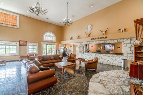 Ruang duduk di Texan Inn By OYO Beeville US-181