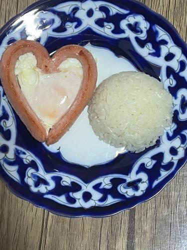 Un plato con un corazón y arroz sobre una mesa. en Cozy Luxury, en Samarkand