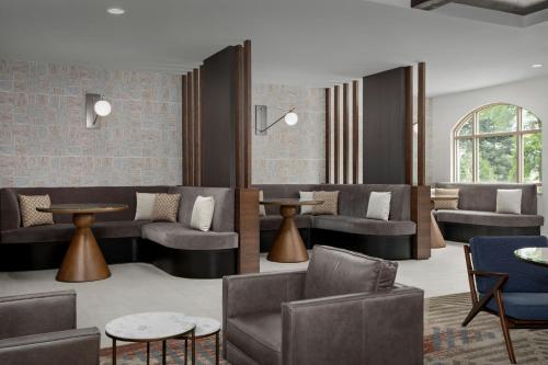 Χώρος καθιστικού στο Courtyard by Marriott Paso Robles