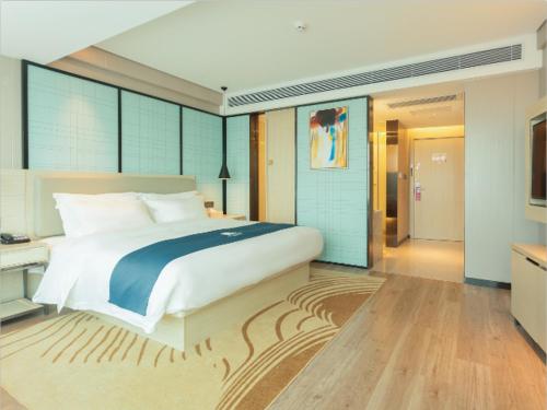 Postel nebo postele na pokoji v ubytování Echarm Hotel Yangjiang Baili Plaza