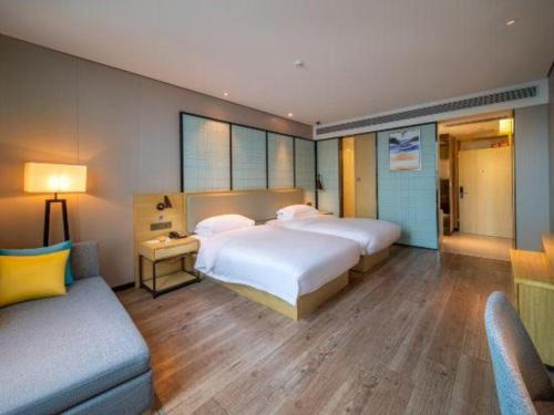 Postel nebo postele na pokoji v ubytování Echarm Hotel Yangjiang Baili Plaza