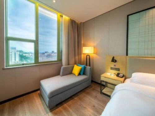 Postel nebo postele na pokoji v ubytování Echarm Hotel Yangjiang Baili Plaza