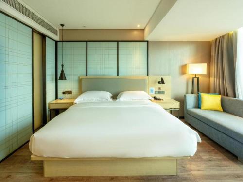 Postel nebo postele na pokoji v ubytování Echarm Hotel Yangjiang Baili Plaza