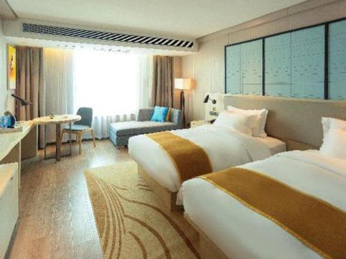 Postel nebo postele na pokoji v ubytování Echarm Hotel Yangjiang Baili Plaza