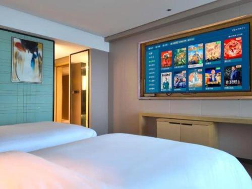 Postel nebo postele na pokoji v ubytování Echarm Hotel Yangjiang Baili Plaza
