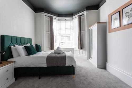 Postel nebo postele na pokoji v ubytování Barnard 3BR Getaway Cozy, Central, Connected