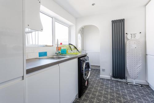 Kuchyň nebo kuchyňský kout v ubytování Barnard 3BR Getaway Cozy, Central, Connected