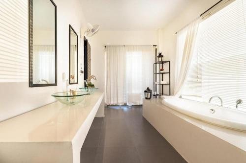 O baie la Lucerne Villa Resort