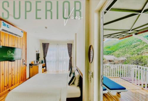 une chambre avec un lit et un balcon dans l'établissement KyCo Peninsula Quy Nhon Resort, à Hưng Lương