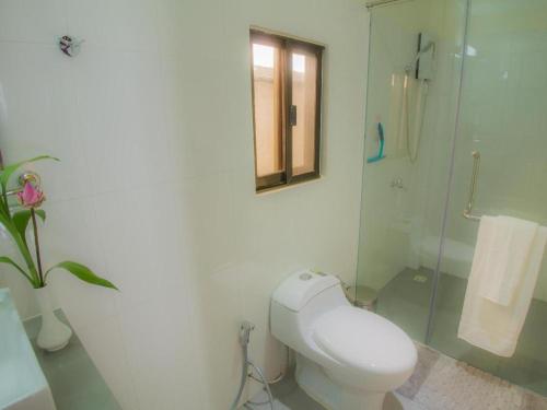 un bagno bianco con wc e doccia di Ry’s Lotus Resort D’Angkor a Siem Reap