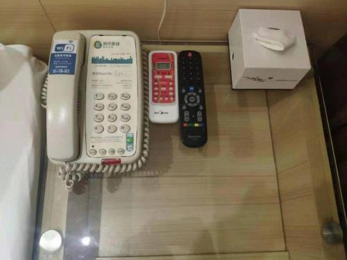 a group of remote controls sitting on a table at City Comfort Inn Wuhan Hankou Railway Station West Square in Wuhan