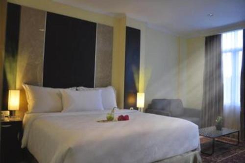 Кровать или кровати в номере Sunbreeze Hotel
