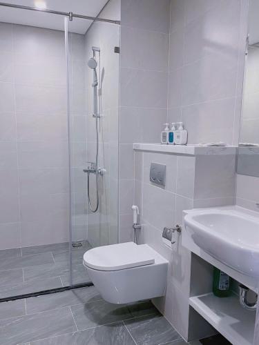 a bathroom with a shower and a toilet and a sink at Relax Homestay 6 in Kon Rung (1)