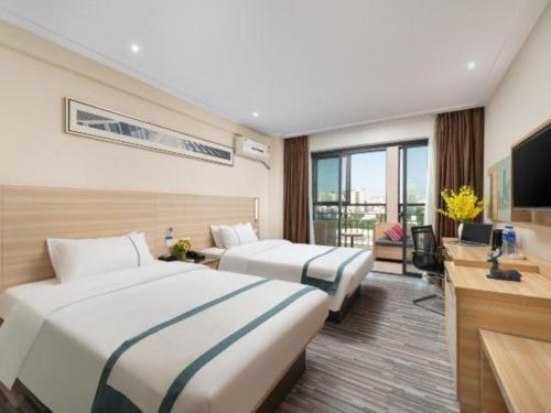 une chambre d'hôtel avec deux lits et une télévision dans l'établissement City Comfort Inn Baise Uprising Memorial Park Laiyu, à Qitang