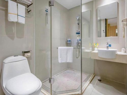 une salle de bain avec une douche, des toilettes et un lavabo dans l'établissement City Comfort Inn Baise Uprising Memorial Park Laiyu, à Qitang