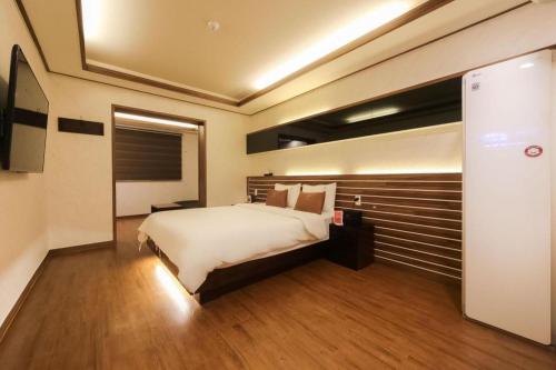 a bedroom with a large bed in a room at H Hotel in Ulsan