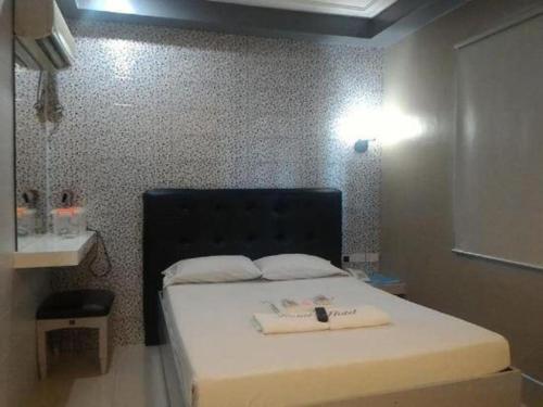 Una cama o camas en una habitación de Jardin de Rosal Hotel