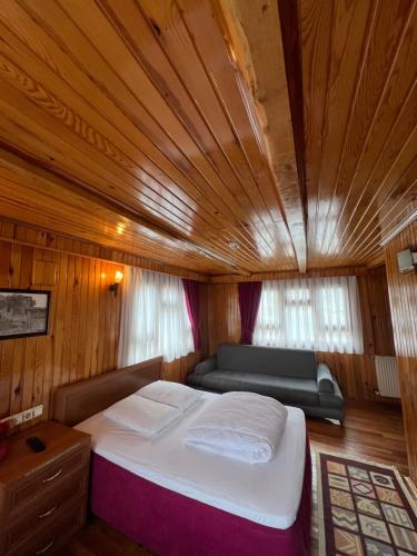 Ένα ή περισσότερα κρεβάτια σε δωμάτιο στο Yeşilvadi Otel