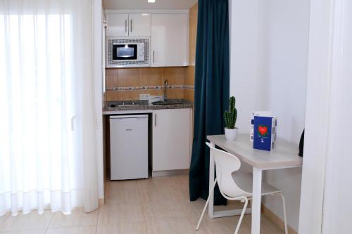 Dapur atau dapur kecil di Hotel Apartamentos Pyr Fuengirola