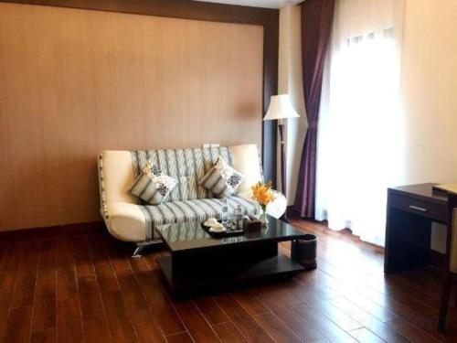a living room with a couch and a coffee table at Hung Long Hotel in Bắc Ninh